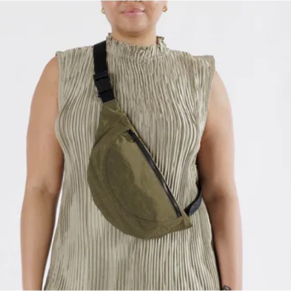 New! BAGGU Crescent Fanny Pack / sling bag in seaweed - new with tags! - Picture 2 of 16